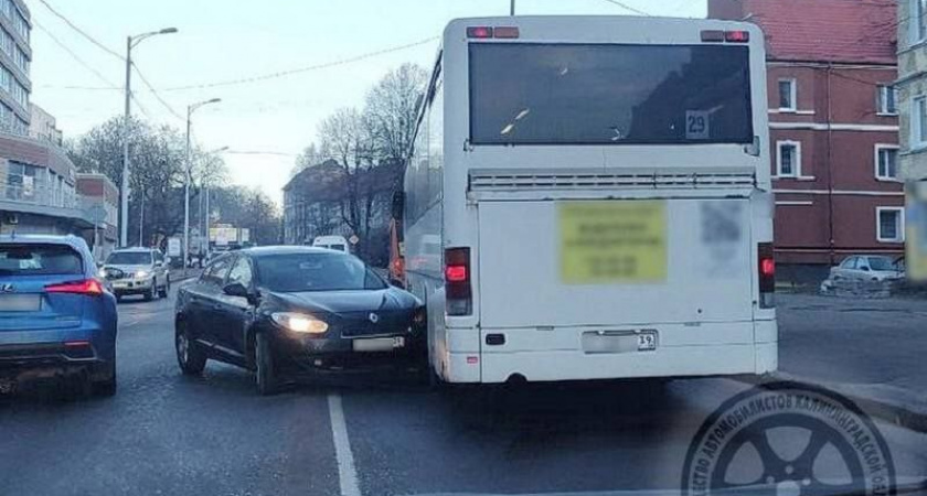 В Калининграде произошло ДТП с легковым автомобилем и рейсовым автобусом
