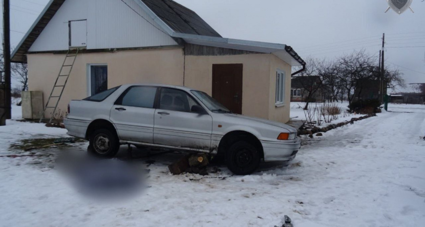Под Озерском автомобиль сорвался с домкрата и насмерть придавил мужчину