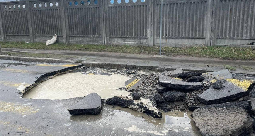В Калининграде на улице Железнодорожной случилась авария на водопроводе, из-за которой затопило дорогу