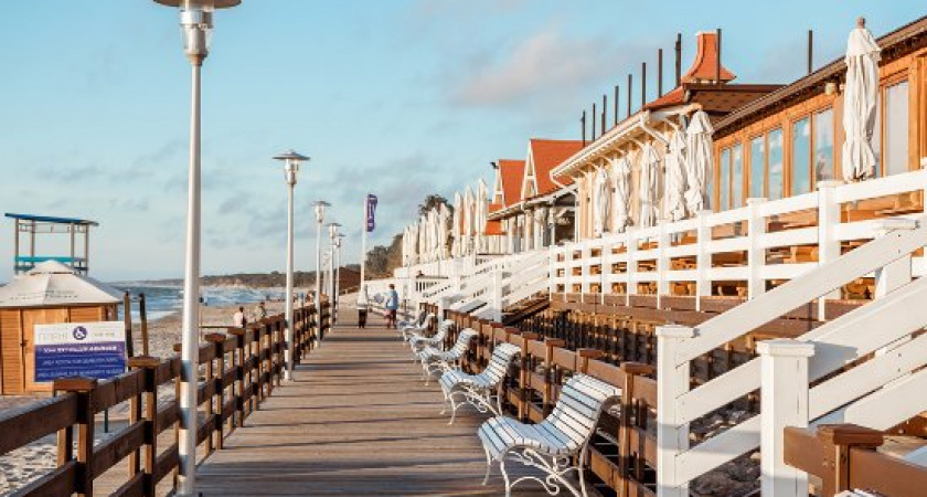 На променаде в Зеленоградске установили новые скамейки