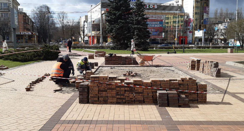 В Калининграде благоустраивают сквер у памятника "Мать-Россия"