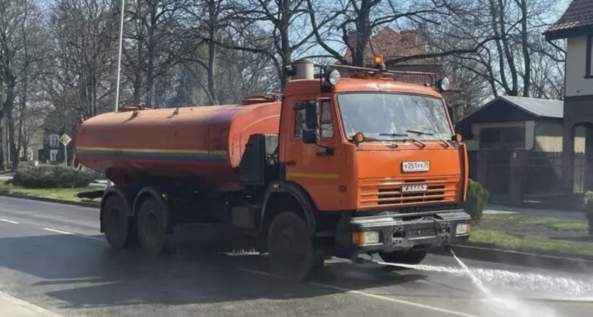 Калининградские улицы шампунем отмывают от остатков зимней грязи