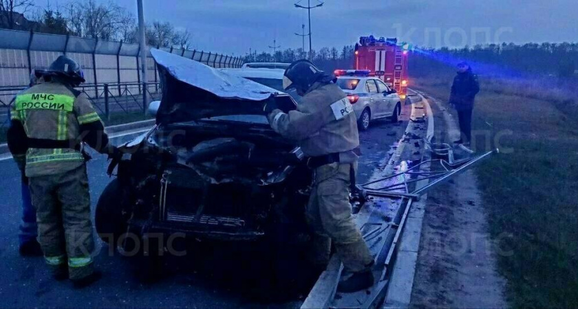 Под Зеленоградском автомобиль снёс ограждение и вылетел на встречную полосу