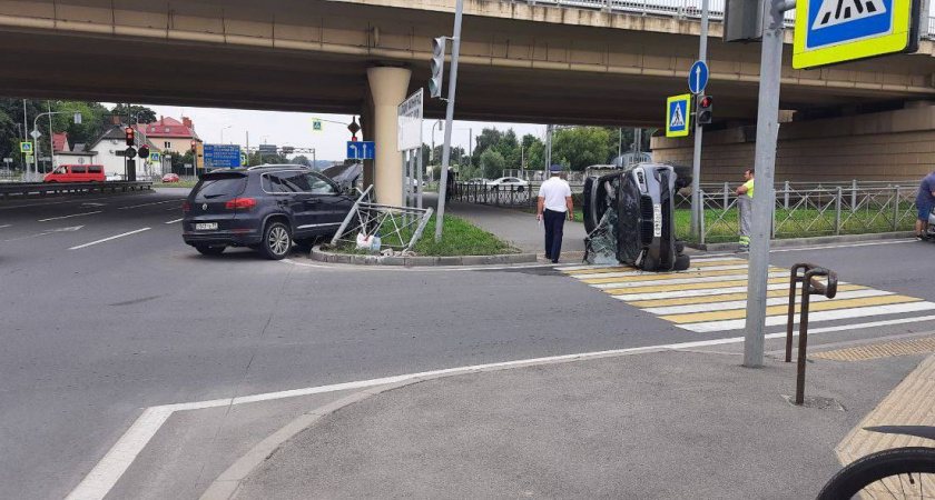 Перевернулась на бок!