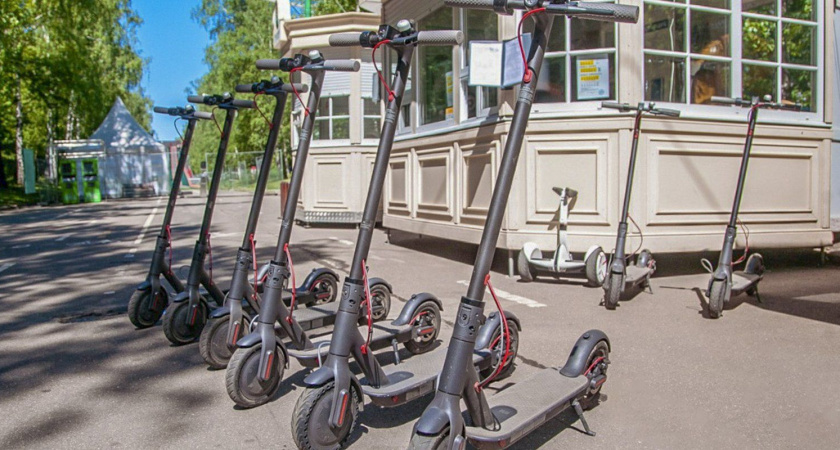 На самокатах на футбол. Болельщикам предложили добираться на матч «Балтика»-«Зенит» на альтернативном виде транспорта.