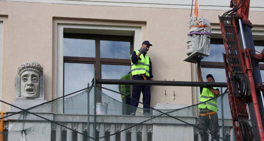 На здании Штадтхалле «поющие» маски получили имена