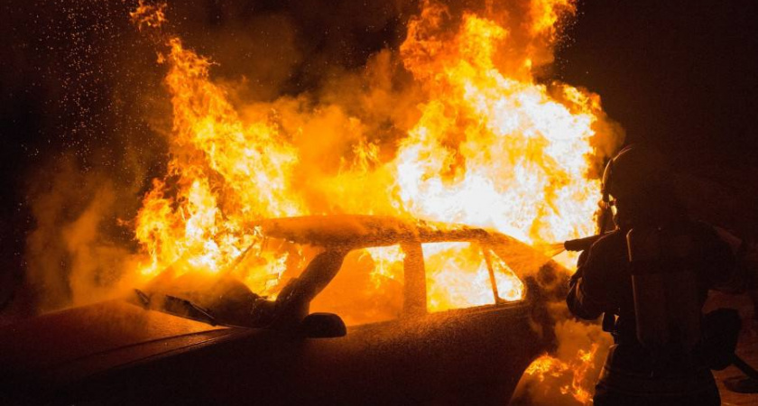 В Калининграде мужчина поджег машину из-за того, что она обрызгала его на дороге