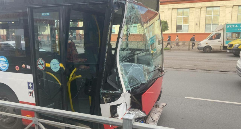 На Черняховского произошла авария с участием двух автобусов и маршрутки