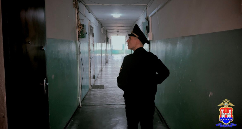 Мужчина из Балтийска был задержан полицейскими за кражу уснувшего в подъезде человека