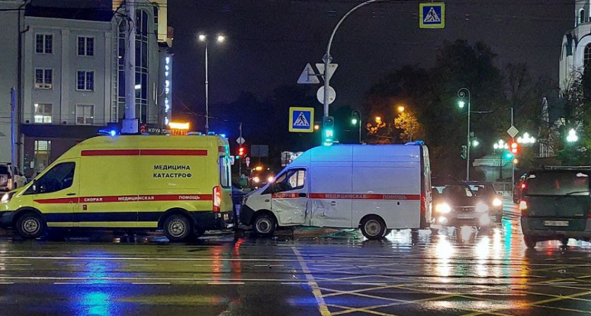 На площади Победы скорая помощь попала в тройное ДТП