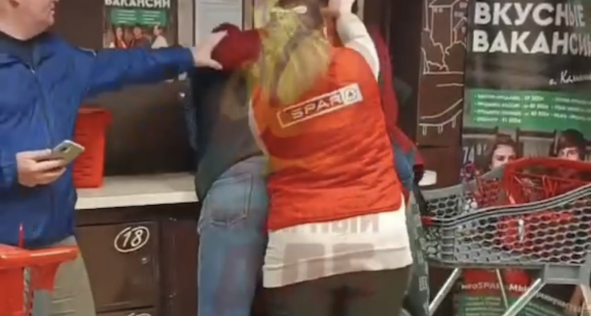 Скандал в супермаркете превратился в боксерский поединок.