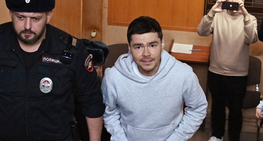 Блогера Аяз Шабутдинов был арестован на 1 месяц и 13 суток до 16 декабря. Его обвиняют в совершении особо крупного мошенничества