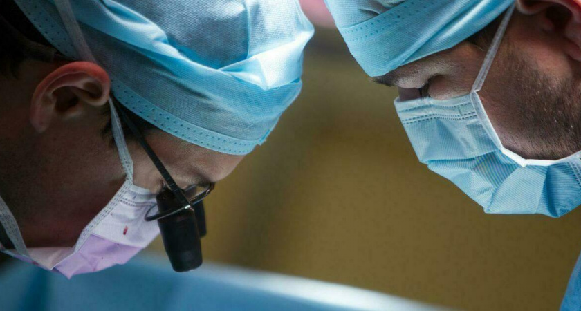 Хирурги в США успешно провели первую в мире операцию по пересадке целого глаза и части лица