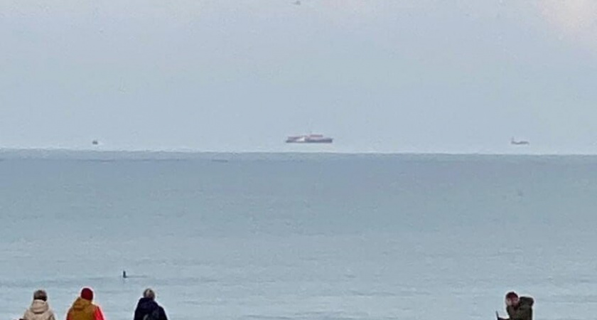 «В Калининграде корабли научились летать?!» Необычное и редкое явление было зафиксировано на смартфоны