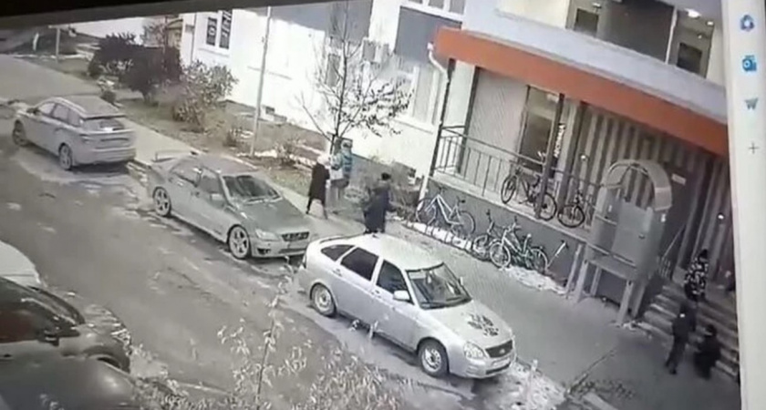 Группа подростков в Тюмени толкнула первоклассника с лестницы, что привело к перелому его позвоночника