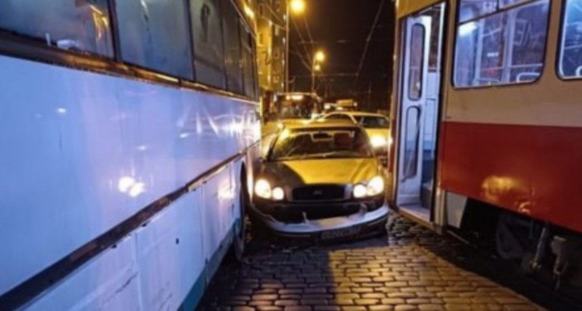 Утром на Ленинском проспекте случилась авария с участием 3-х транспортных средств