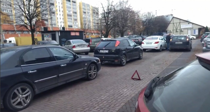 На парковке Балтийского бизнес-центра произошло ДТП, в результате которого сбили 10-летнюю девочку