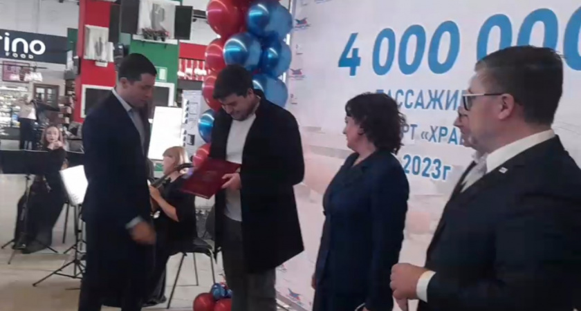 В аэропорту «Храброво» Алиханов лично встретили 4-миллионного пассажира (ВИДЕО)