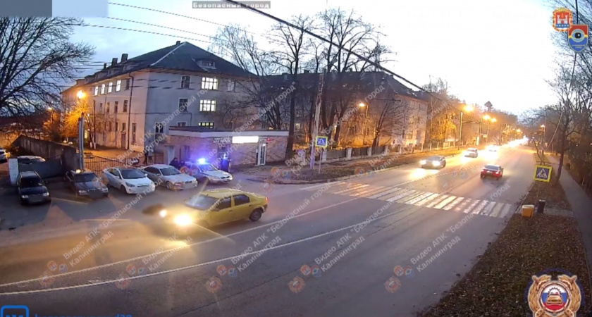 В Калининграде прохожего сбили на пешеходном переходе (ВИДЕО)