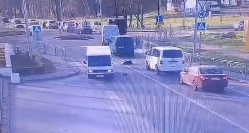 В Гурьевске произошло ДТП, в результате которого 16-летняя девочка была сбита микроавтобусом (ВИДЕО)