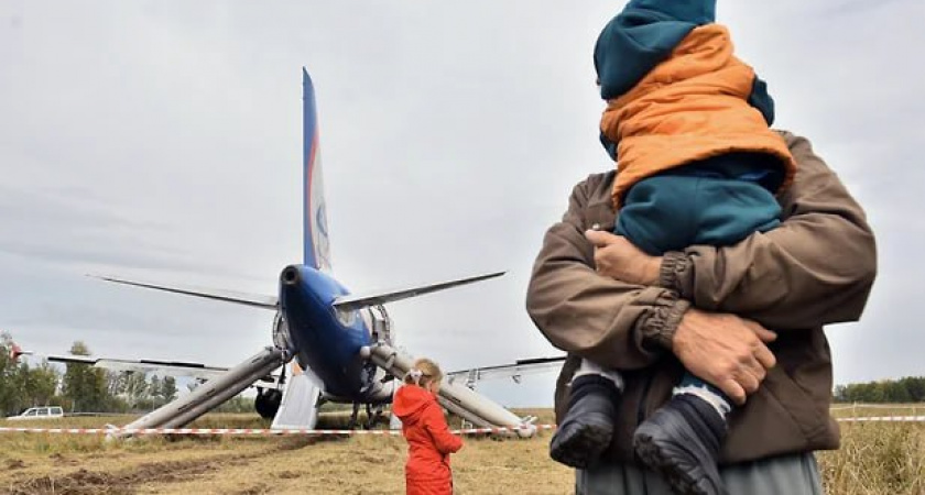 158 человек получили компенсацию в размере 15,8 млн рублей за экстренную посадку в поле под Новосибирском
