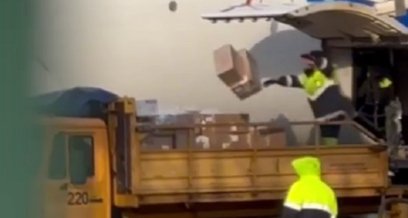 Опубликовано видео, на котором показано, как посылки вышвыривают из самолета «Уральских авиалиний» (ВИДЕО)