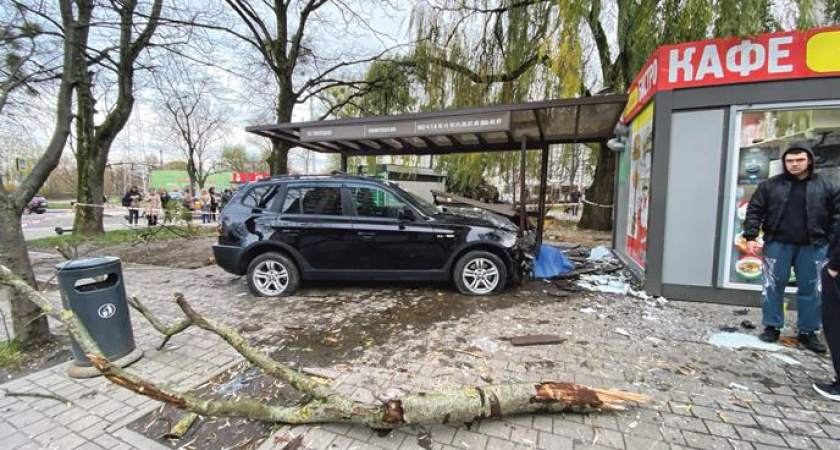 «Пьяным за рулем не ездил!» Дочь водителя BMW , который на полной скорости влетел в остановку на Киевской, оправдывает отца.