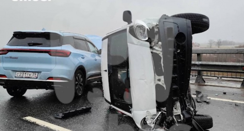 В субботу днем на Приморском кольце произошло срезу два ДТП из-за скользкой дороги