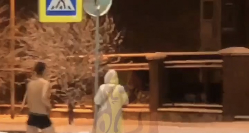 В снег босиком. В городе замечен оголенный мужчина, прогуливавшийся по улице. 