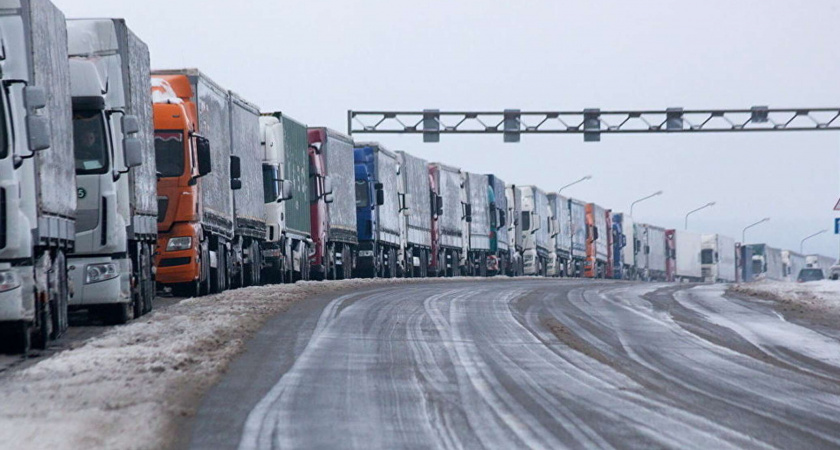 Затор на литовской границе , на утро воскресенья в очереди стоит около ста фур. 