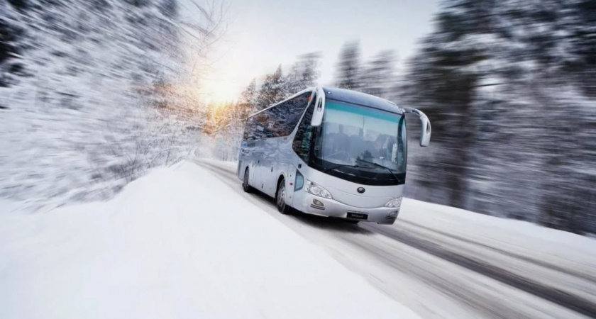 Дети забрасывают снежками проезжающие рейсовые автобусы