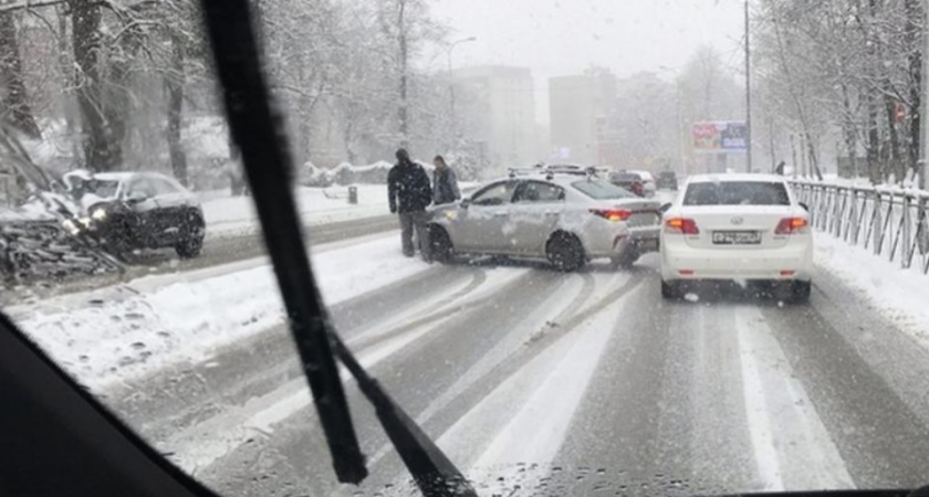 Дороги Калининграда завалены снегом