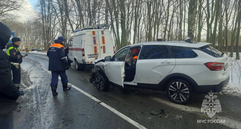 В ДТП двух автомобилей на балтийской трассе в районе Мечниково пострадали 2 водителя и 2-летний ребенок
