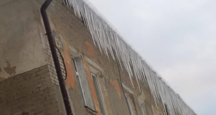 Сосульки-убийцы! В Зеленоградском районе в п.Колосовка на доме висят метровые обледенение , а рядом детские учреждения. ( ФОТО)