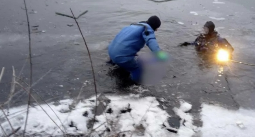 Ради рыбы пойдут на все! Рыбак провалился под лед и провел в воде больше получаса. 