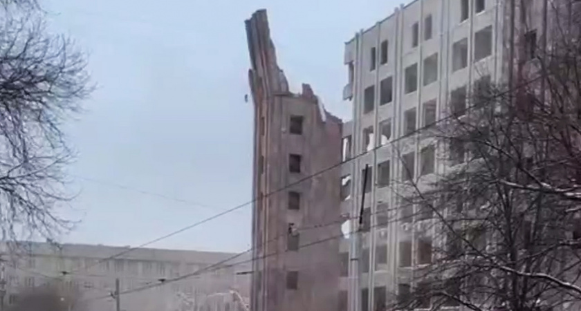 Снос здания в Москве закончился крушением стены на дорогу (ВИДЕО)