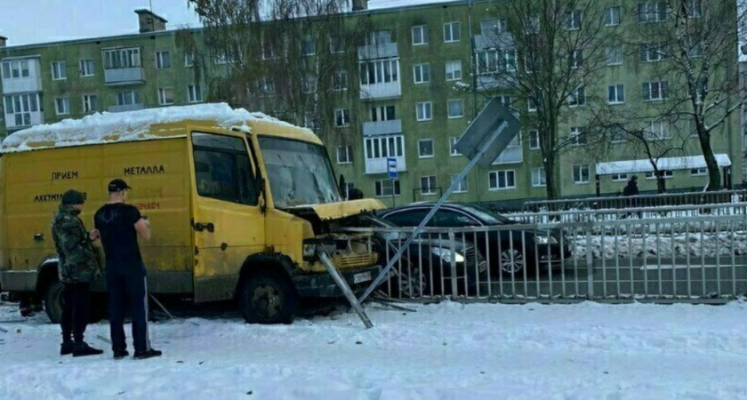 На Шатурской улице жёлтый микроавтобус столкнулся с забором