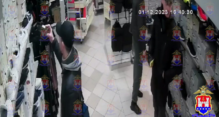 Камеры видеонаблюдения в магазине зафиксировали попытку кражи кроссовок