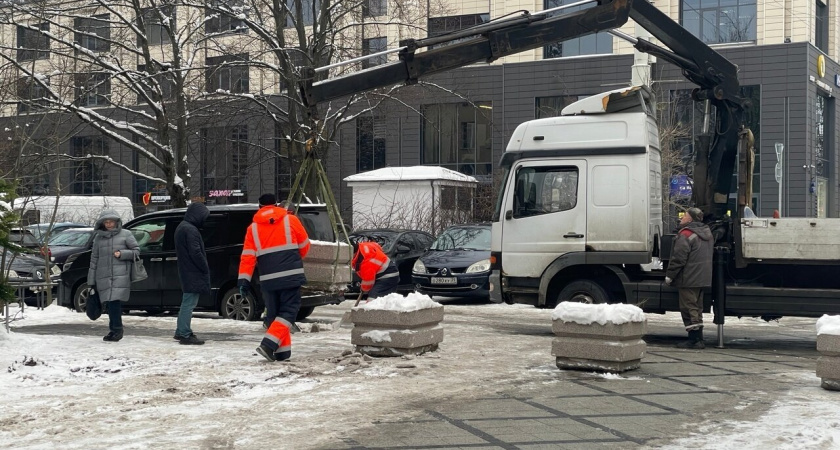 В Калининграде вазами перекрыли парковку на Театральной улице