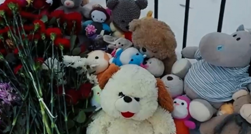 Гимназия перешла на удаленку, а местные жители несут цветы и игрушки к воротам школы. Что происходит в гимназии после трагедии ( ВИДЕО)