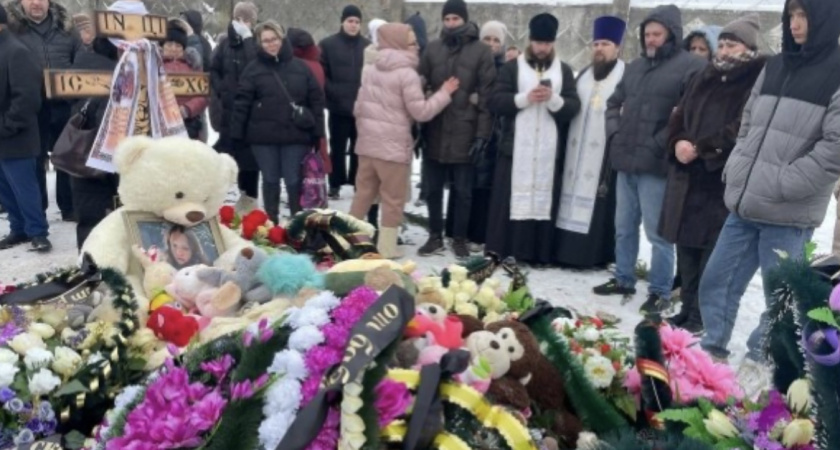 «Отпустите уже мою дочь!» Сегодня в Брянске простились с девочкой Машей , которую застрелила ее одноклассница. На похоронах дежурили две скорые.
