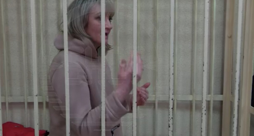 "Девочки шли одетые как обычно, так как они близняшки, они одеваются одинаково» Охранница , пропустившая в школу девочку с оружием не считает себя виноватой. ВИДЕО ИЗ ЗАЛА СУДА