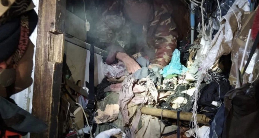 Передвигается по лабиринтам и норам в своей квартире. В Уфе хозяина дома завалило его же вещами. Как его спасали собирателя?