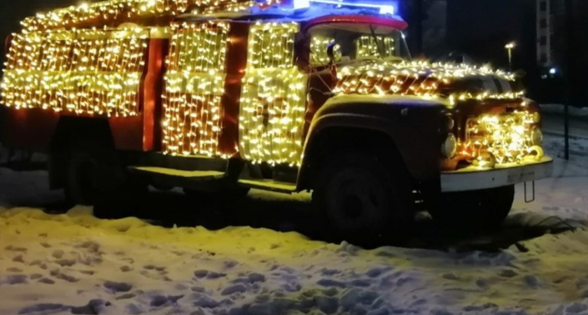 Пожарные украсили свой спецтранспорт в Калининградской области как новогоднюю ёлку