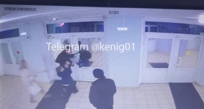 «С разгона в ярости ударил меня в живот! Я отлетела на 3 метра». Отец ученика Калининградского лицея устроил скандал с побоями прямо в школе ( ВИДЕО)