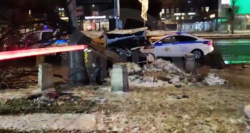 Кадры с места ДТП в Москве, где чемпион мира по боксу Арслан Яллыев за рулем «Лексуса» на большой скорости протаранил дерево (ВИДЕО)