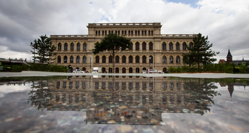 Две скамейки по цене квартиры: благоустройство сквера в Калининграде