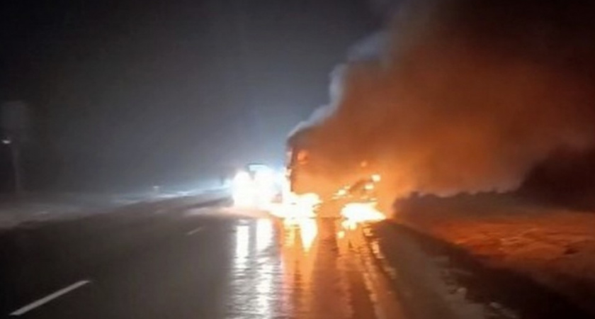 Автобус с туристами из Словакии загорелся на выезде из Черняховска в Калининград (ВИДЕО)