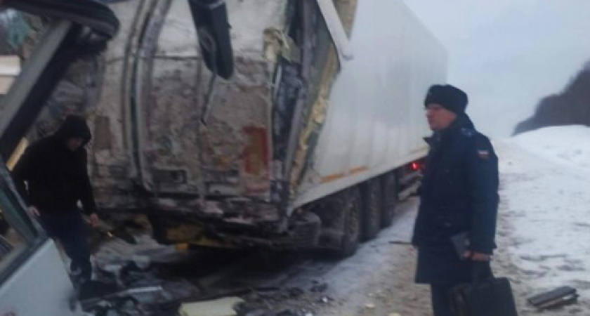 Автобус с учителями под Владимиром попал в смертельное ДТП с фурой