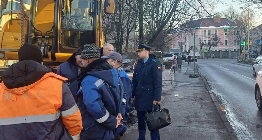 Прокуратура взялась за трубу. Устранение последствий прорыва трубопровода в Ленинградском районе Калининграда теперь контролирует прокурор